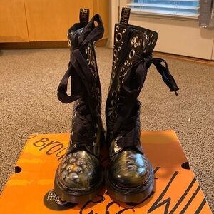 Dr. Martens Johari Airbrushed Grommet Boot Size 6 in Like New Condition